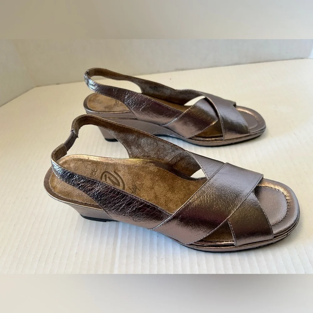 JRenee’ women’s Antolina wedge sandal in color: Taupe Metallic size 9.5 M NWOB.H